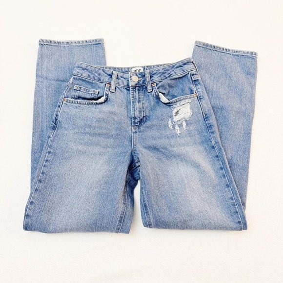 BDG Straight Skinny Light Wash Denim Jeans Ripped Details SZ26 - Picture 3 of 7